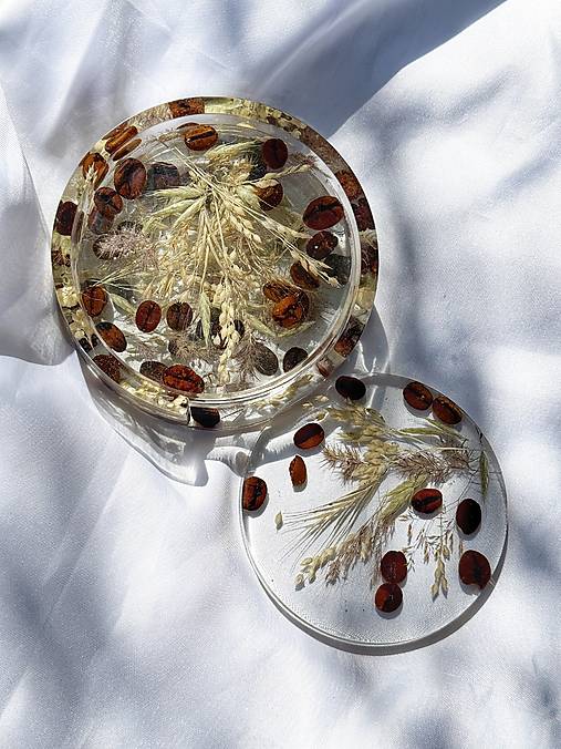 Príbory, varešky, pomôcky - Podložky pod poháre zo živice s kvetmi (Hnedá) - 17758168_