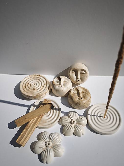 Dekorácie - Stojan na vonné tyčinky a vydymovadlá - 17762088_