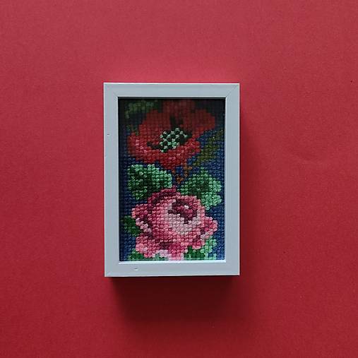 Dekorácie - Miniatúrna výšivka 5 x 7,5 cm v ráme na zavesenie:  Kvety poézie - 17763163_