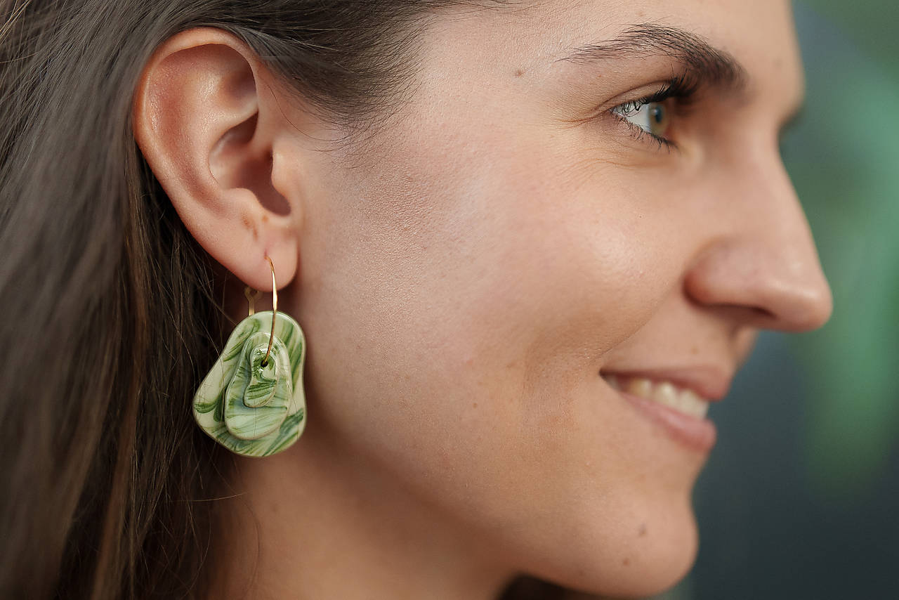 Porcelánové visiace náušnice (Zelená)