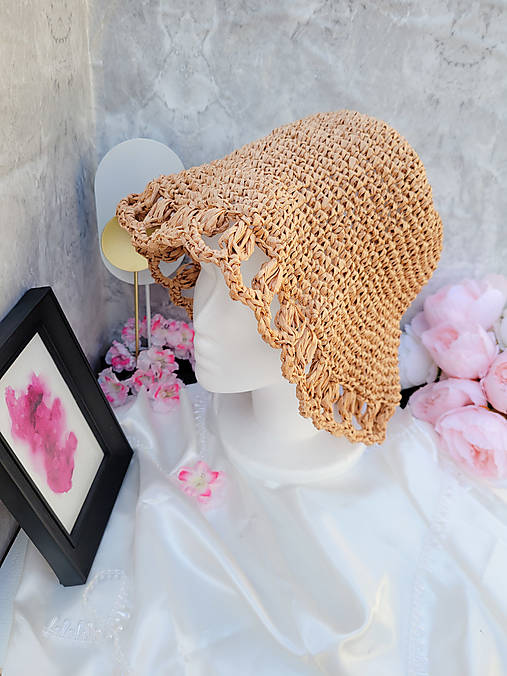 Čiapky, čelenky, klobúky - Háčkovaný slamený klobúk so zaujímavým lemom - 17764044_