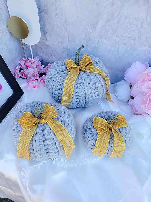 Dekorácie - Háčkované tekvičky s mašľou- limitovaná edícia (stredná - Šedá - žltá mašľa) - 17764130_