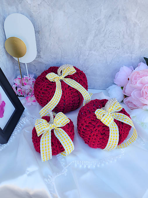 Dekorácie - Háčkované tekvičky s mašľou- limitovaná edícia (najmenšia - vínová- žltá mašľa) - 17764132_