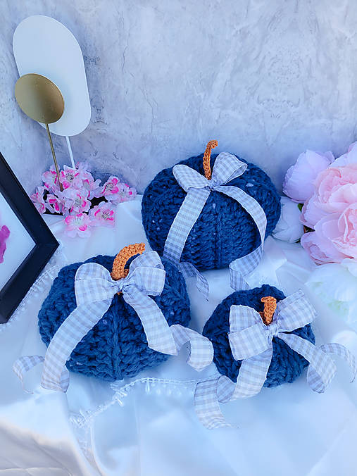 Dekorácie - Háčkované tekvičky s mašľou- limitovaná edícia (najmenšia- petrolejová- sivá mašľa) - 17764135_