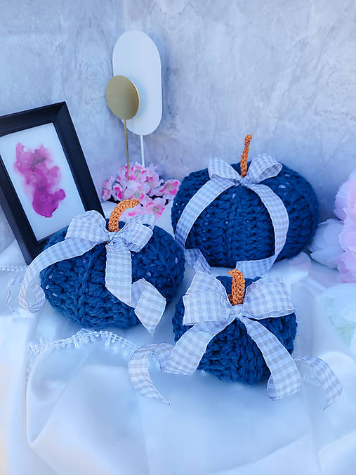 Dekorácie - Háčkované tekvičky s mašľou- limitovaná edícia (stredná- petrolejová- sivá mašľa) - 17764136_