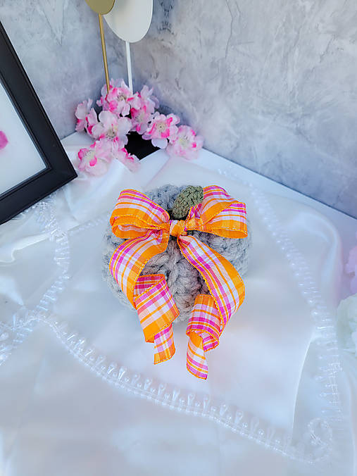 Dekorácie - Háčkované tekvičky s mašľou- limitovaná edícia (najmenšia - Šedá- oranžovo-ružová mašľa) - 17764138_