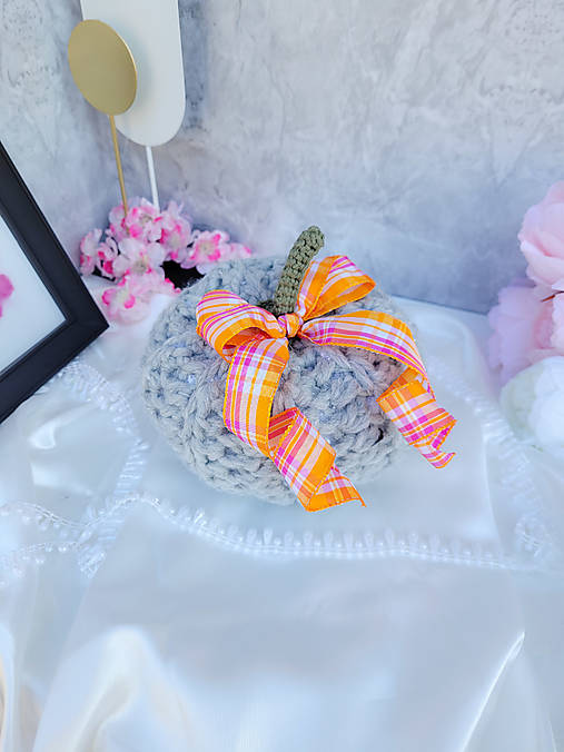 Dekorácie - Háčkované tekvičky s mašľou- limitovaná edícia (stredná - Šedá- oranžovo-ružová mašľa) - 17764141_