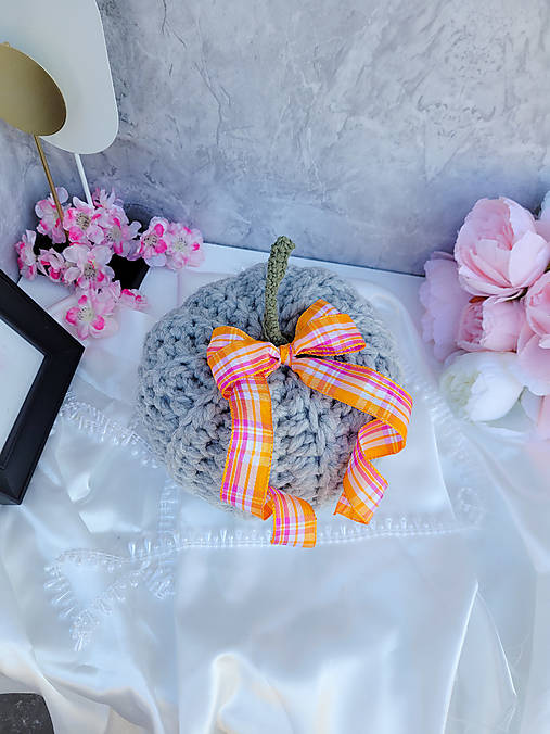 Dekorácie - Háčkované tekvičky s mašľou- limitovaná edícia (najväčšia - Šedá- oranžovo- ružová mašľa) - 17764143_