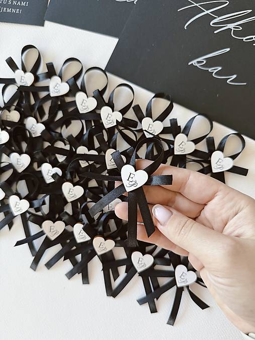 Svadobné pierka - Svadobné pierka s iniciálkami a dvojitou stužkou black&white - 17766151_