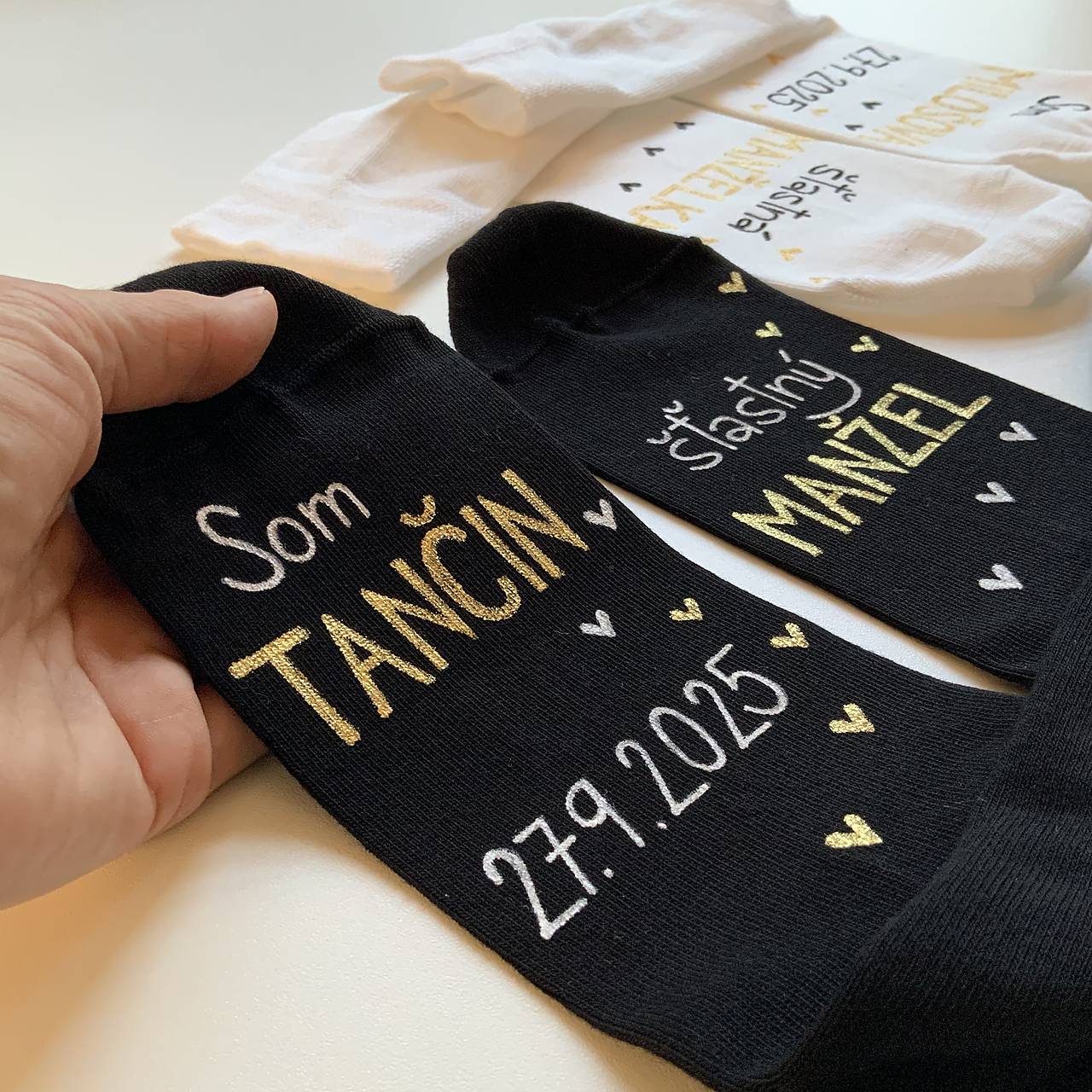 Maľované ponožky s nápisom: "Môj manžel (Moja manželka) je šťastne ženatý (vydatá)" ((biele + čierne) + dátum)