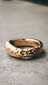 Prstene - Bronzový prsteň dotyk zeme  - 17765328_