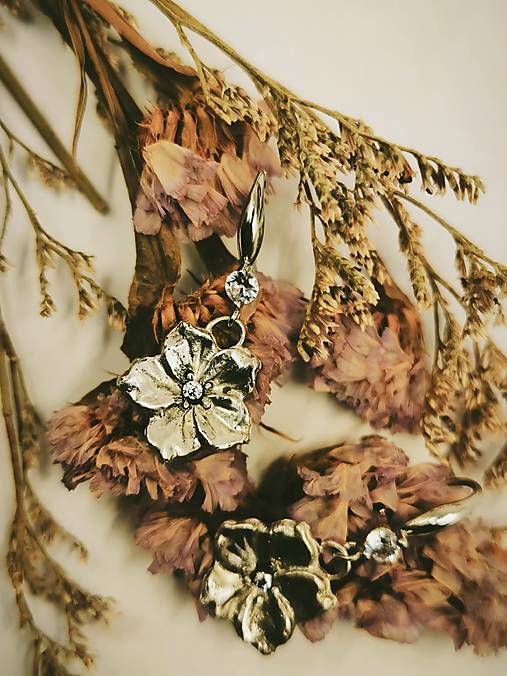 Strieborné kvetinové náušnice so zirkónmi