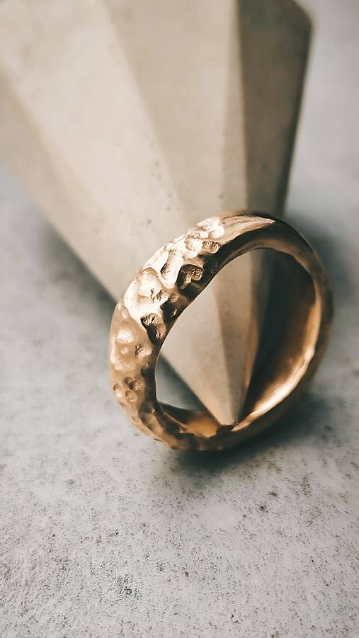 Bronzový prsteň dotyk zeme 