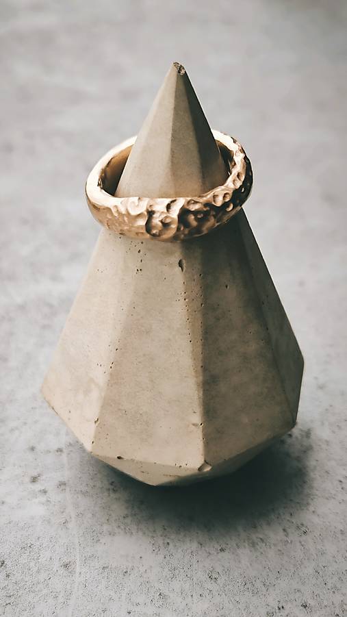 Bronzový prsteň dotyk zeme 