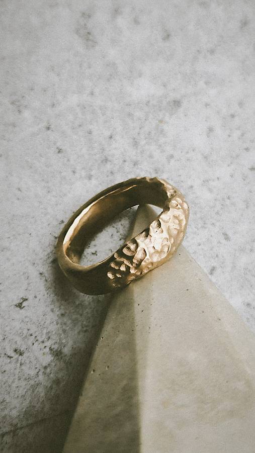 Bronzový prsteň dotyk zeme 