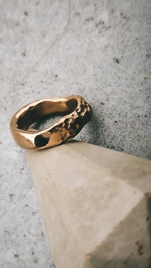 Bronzový prsteň dotyk zeme 