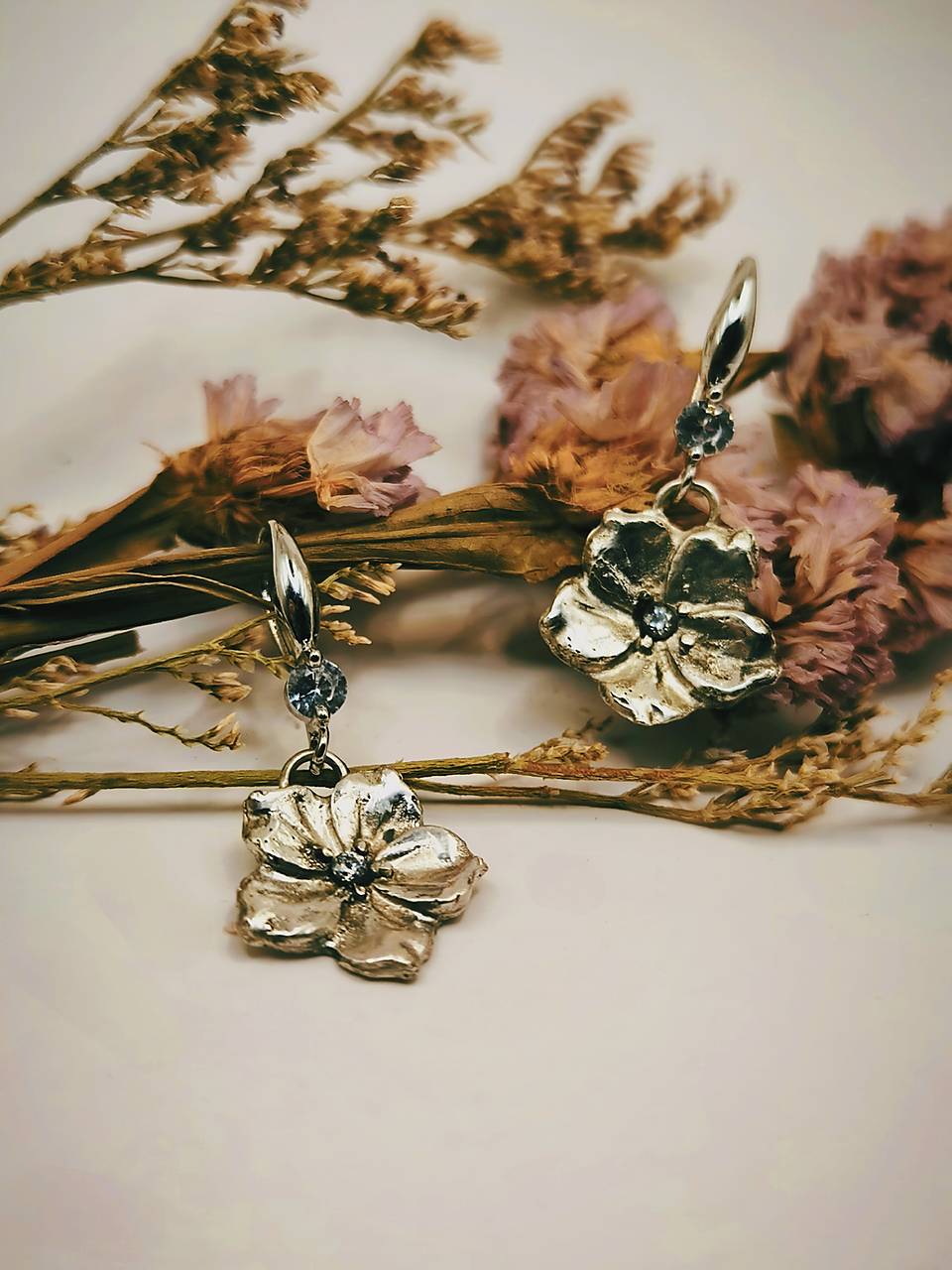 Strieborné kvetinové náušnice so zirkónmi