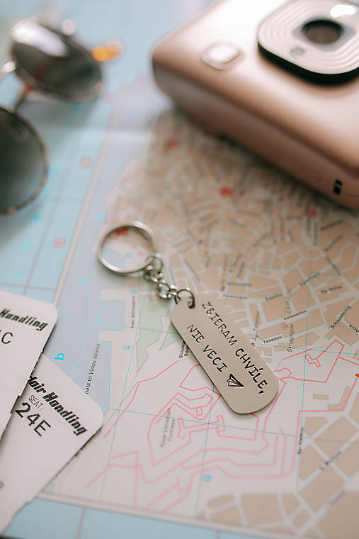 Kľúčenky - Prívesok na kľúče- Zbieram chvíle, nie veci - 17768543_