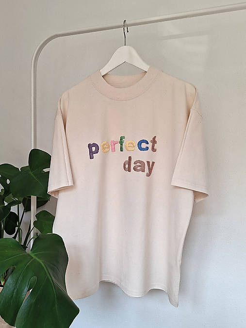 Topy, tričká, tielka - Vyšívané tričko "Perfect day"– organické oversize tričko s pozitívnou energiou - 17769199_