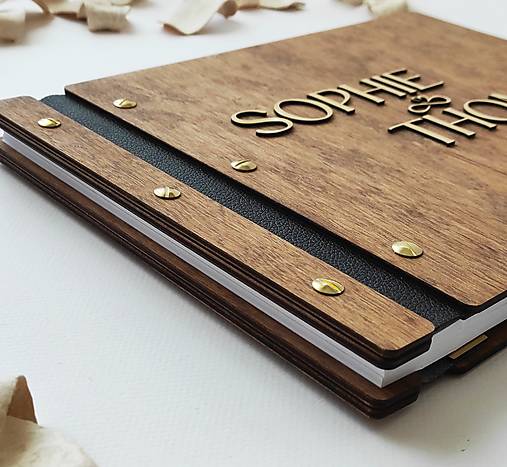 Personalizovaná svadobná kniha hostí s dreveným obalom, spomienkový album ako elegantná svadobná dekorácia