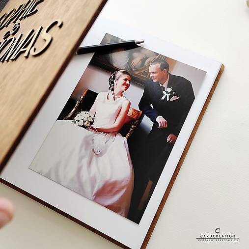 Personalizovaná svadobná kniha hostí s dreveným obalom, spomienkový album ako elegantná svadobná dekorácia