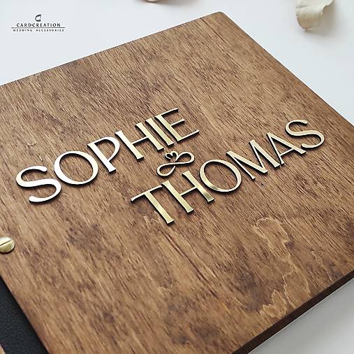 Personalizovaná svadobná kniha hostí s dreveným obalom, spomienkový album ako elegantná svadobná dekorácia