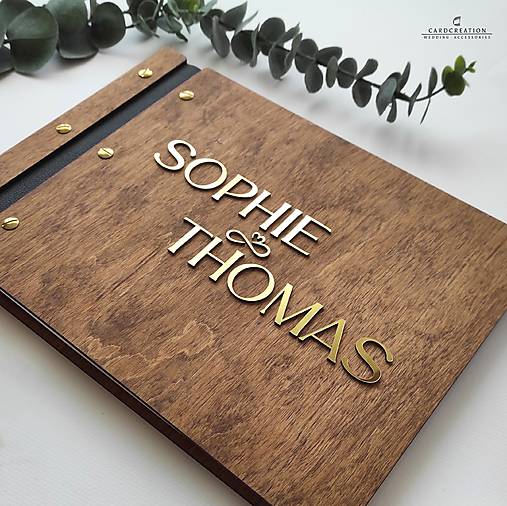 Personalizovaná svadobná kniha hostí s dreveným obalom, spomienkový album ako elegantná svadobná dekorácia