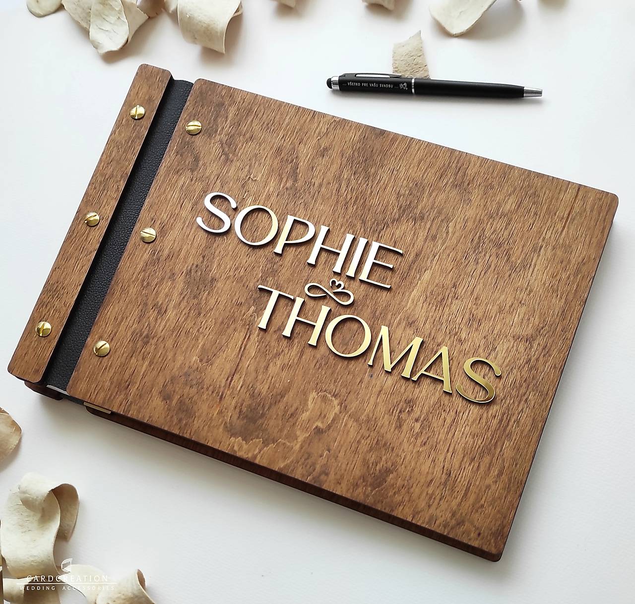 Personalizovaná svadobná kniha hostí s dreveným obalom, spomienkový album ako elegantná svadobná dekorácia