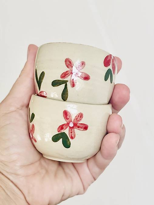 Červené kvety - pohárik cappuccino (200ml, bez uška)