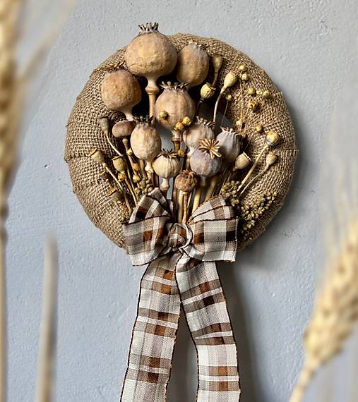 Dekorácie - Prírodný venček s makovicami - 17776696_