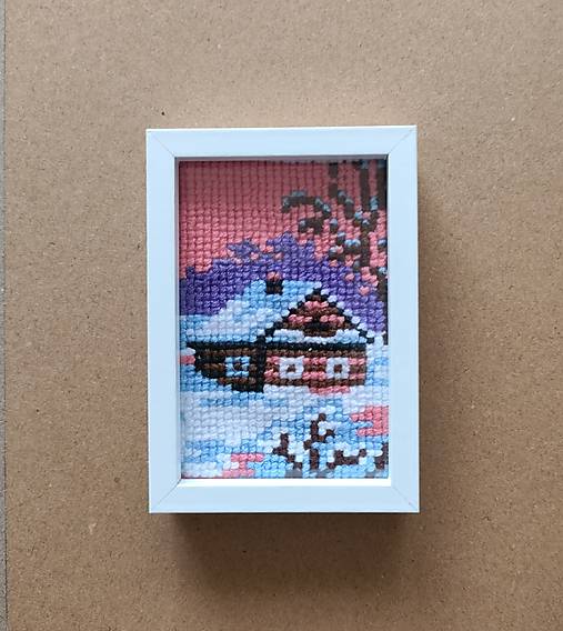 Dekorácie - Miniatúrna výšivka 5 x 7,5 cm v ráme na zavesenie:  Zima - poézia v bielom - 17777841_