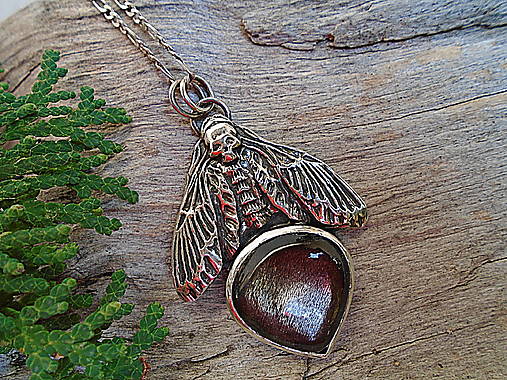 Strieborný prívesok Ag925  Death moth Čierný slnečný kameň