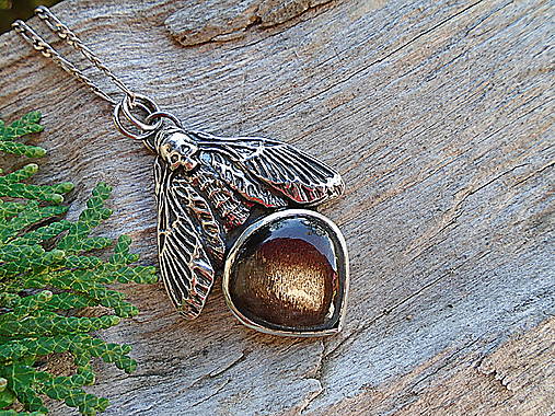 Strieborný prívesok Ag925  Death moth Čierný slnečný kameň