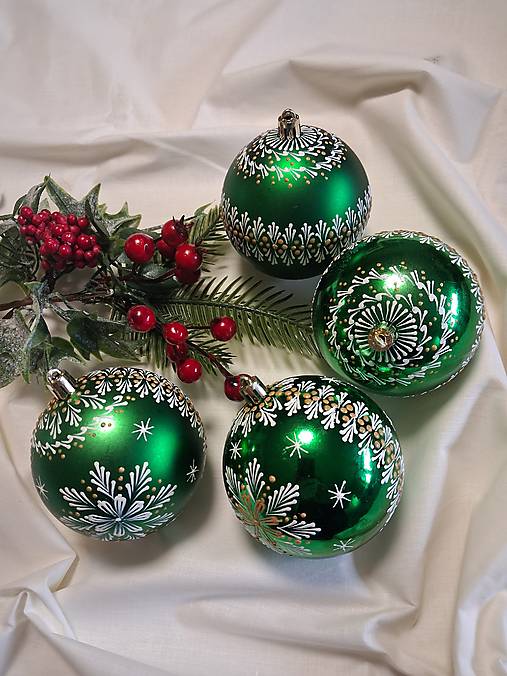 Dekorácie - Vianočné gule zdobené voskom bielo-zlatým... - 17777861_