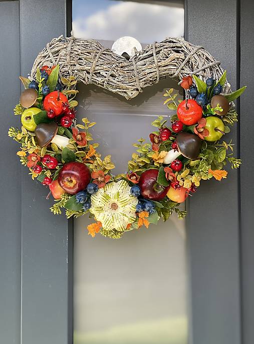 Jesenný veniec srdce na prútenom základe dekorácia na dvere 32cm Venček J12