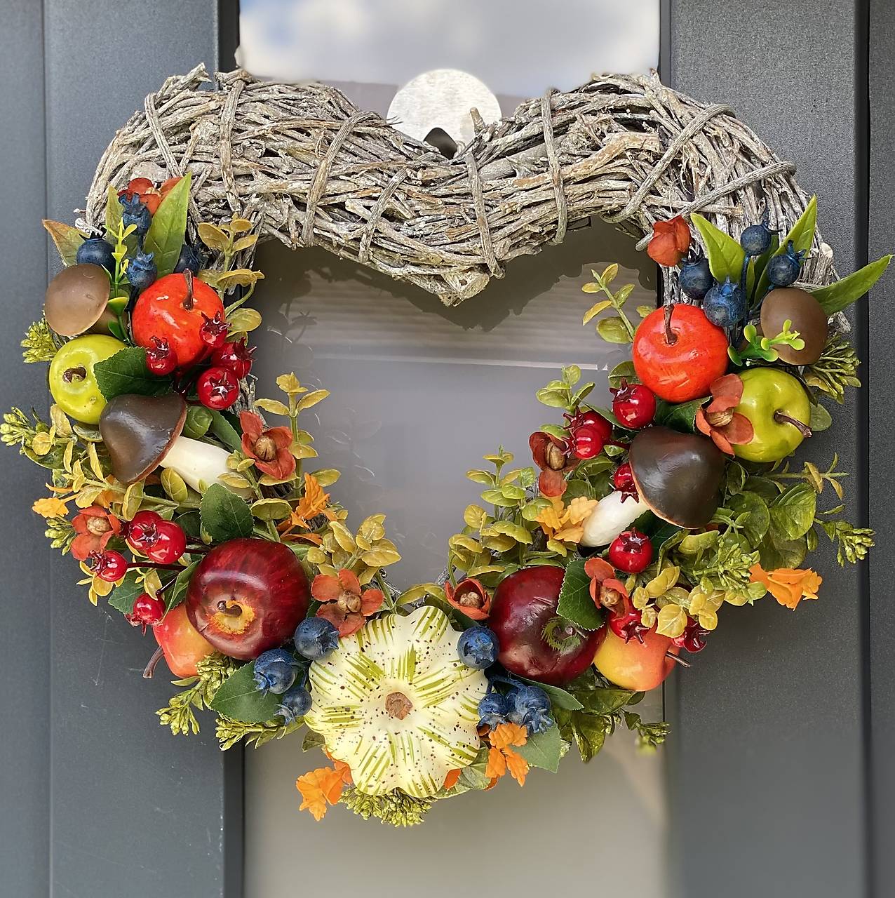 Jesenný veniec srdce na prútenom základe dekorácia na dvere 32cm Venček J12