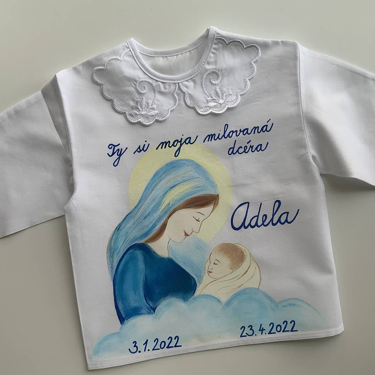 Krstná košieľka a svieca na krst maľovaná s bábätkom v náručí Panny Márie (košieľka 2 s písaným písmom)
