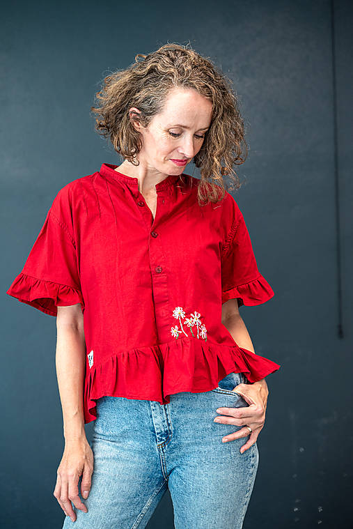 Topy, tričká, tielka - upcyklovaný TOP z pánskej košele s výšivkou (Vínová s kvietkami a volánom) - 17781680_