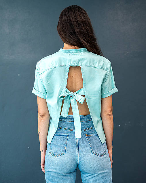 Topy, tričká, tielka - upcyklovaný TOP z pánskej košele s výšivkou (Mentolová s mašľou na chrbte) - 17781685_