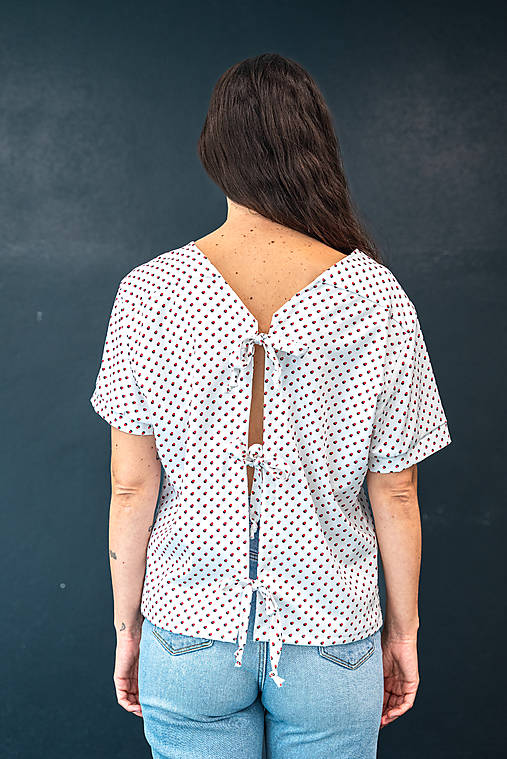 Topy, tričká, tielka - upcyklovaný TOP z pánskej košele s výšivkou (Bodkovaná s mašľami) - 17781696_