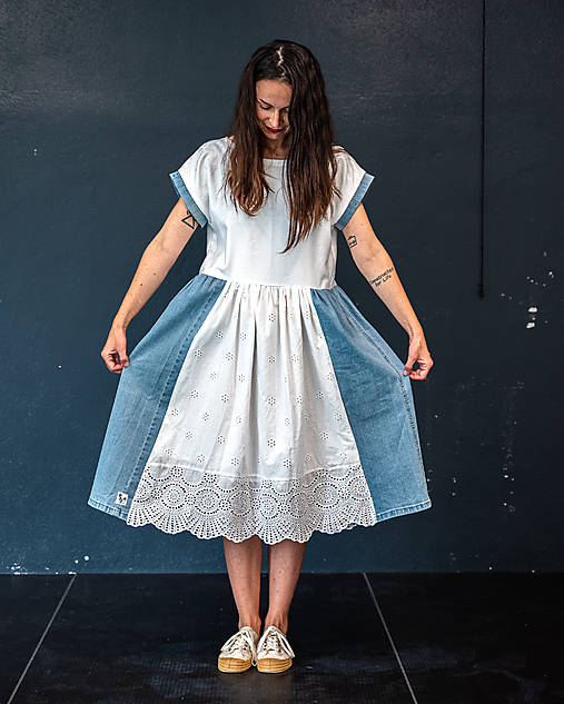 Šaty - upcyklované denimové šaty  (bielo-modrá denimová / denimový vrch) - 17781732_