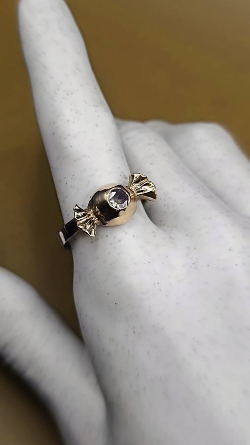 Sladký ametyst - prsteň zo zlatého bronzu so zirkónom 