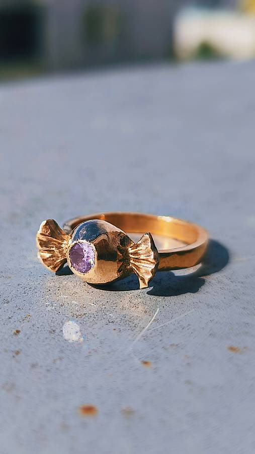 Sladký ametyst - prsteň zo zlatého bronzu so zirkónom 