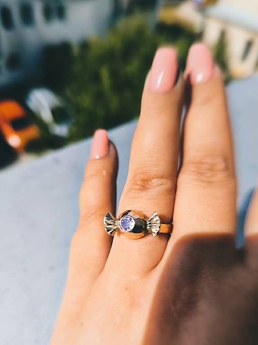 Sladký ametyst - prsteň zo zlatého bronzu so zirkónom 