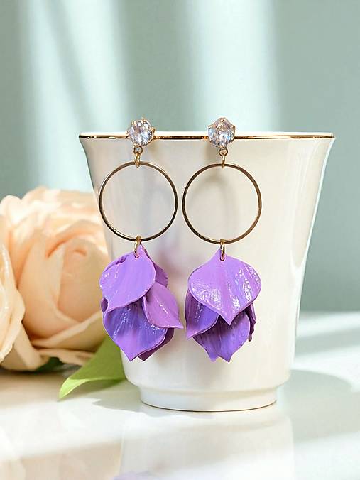 Náušnice - Napichovacie náušnice s fialovými lupienkami, zirkóny, nerez - 17780857_