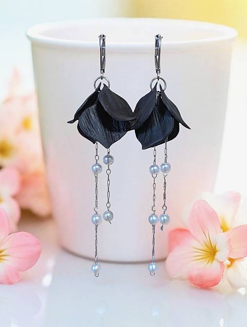 Náušnice - Visiace náušnice s čiernymi lupienkami, nerezová oceľ - 17781342_