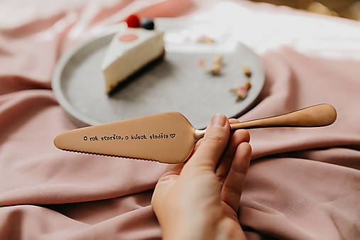 Príbory, varešky, pomôcky - Tortová servírovacia lopatka-O rok staršia, o kúsok sladšia - 17783689_