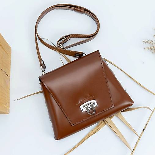 Kabelky - Kožená kabelka Camille Style (lesklá hnedá) - 17785389_