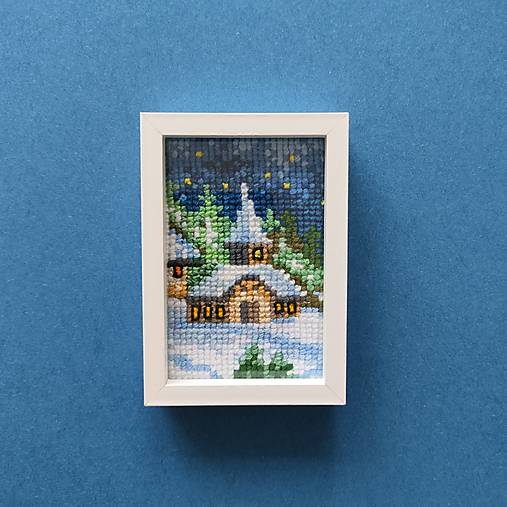 Dekorácie - Miniatúrna výšivka 5 x 7,5 cm v ráme na zavesenie:  Zima, ktorá má svoju krásu - 17783327_