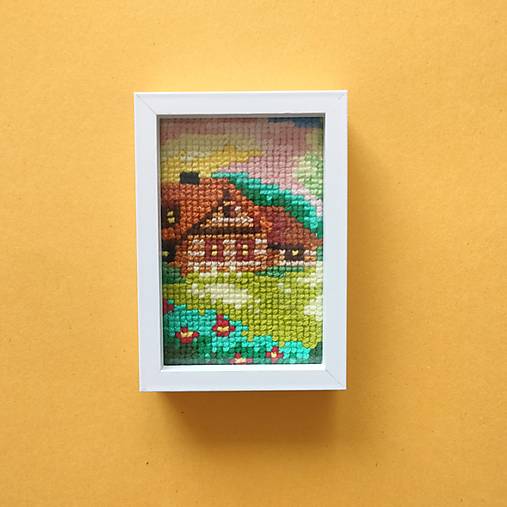 Dekorácie - Miniatúrna výšivka 5 x 7,5 cm v ráme na zavesenie: Kúsok prírody - 17784051_